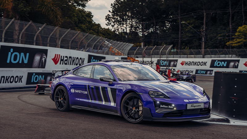 Porsche Taycan Turbo Gt posée en piste