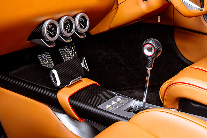 Intérieur 355 by Evoluto avec levier de vitesse et instruments analogiques haute précision