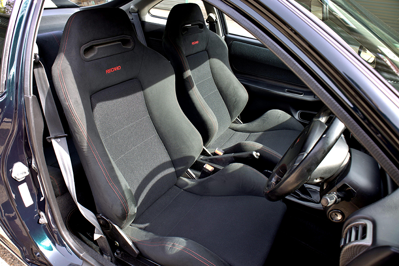Sièges Recaro de la Honda Integra Type R DC2 restomod Tolman avec habitacle restauré