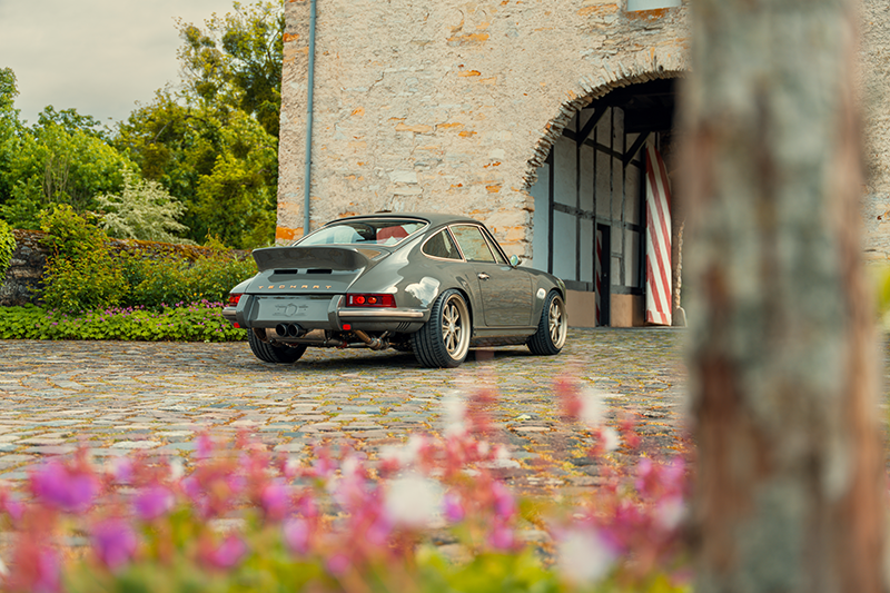 Porsche TECHART GT Classic trois quart arrière devant un porche