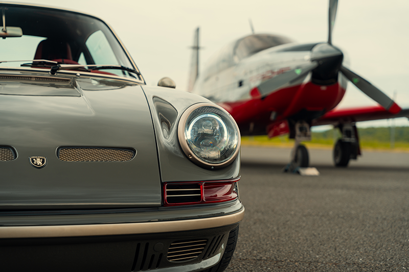 TECHART GT Classic 07 à moitiè dee la voiture avec un avion